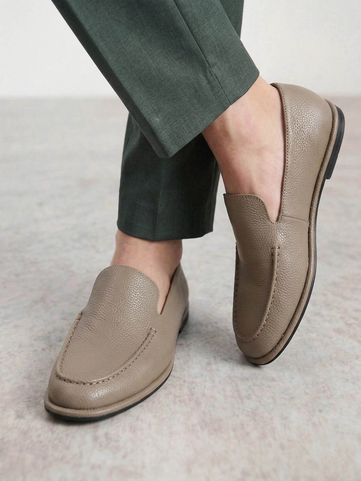 Туфли серого цвета на венском каблуке 